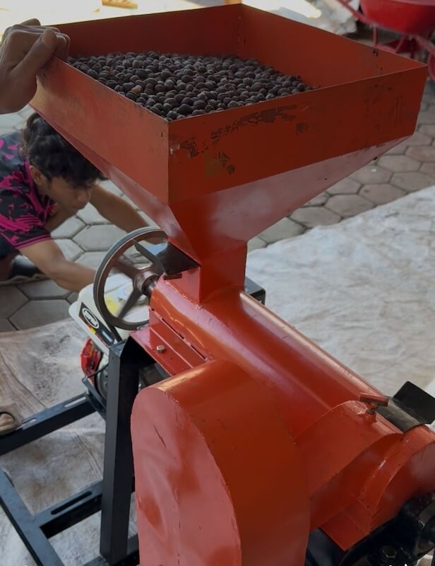 Mesin hulling memisahkan kulit tanduk dari green bean